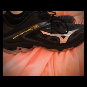 Women’s size 10 Mizuno volleyball shoes